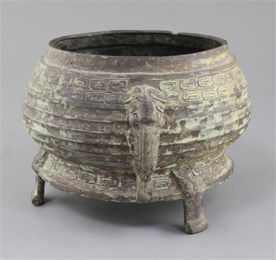 A large Chinese archaic bronze tripod ritual food vessel, Gui, late Western Zhou dynasty, 9th - 8th century B.C., 33.5cm x 18.5cm